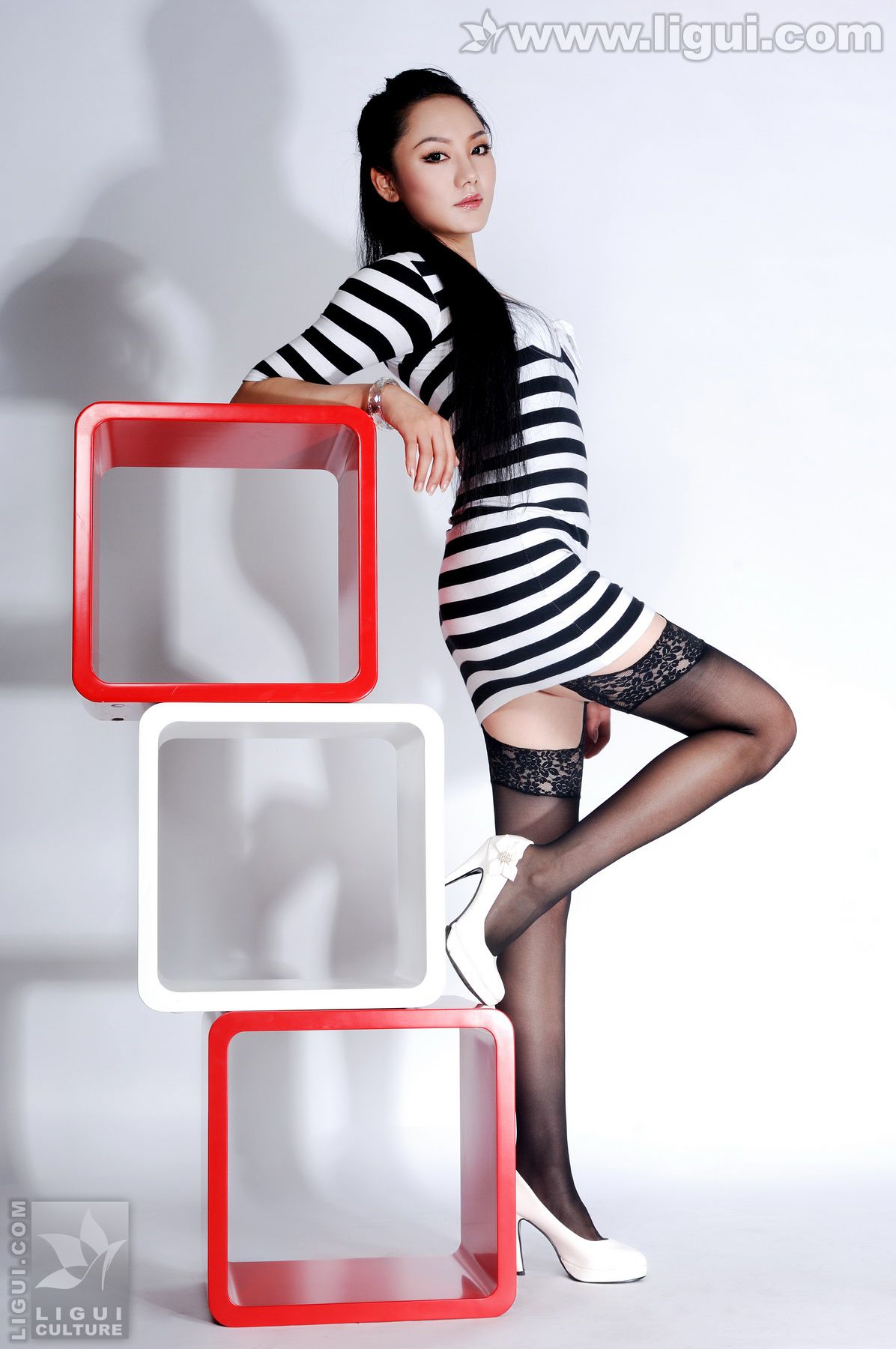 Model 杨紫《简单家居装饰中的丝袜魅力》 [丽柜LiGui] 美腿玉足写真图片-喵次元